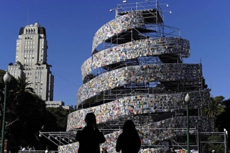 1304865547 0 460x306 Una torre de 30.000 libros en Buenos Aires