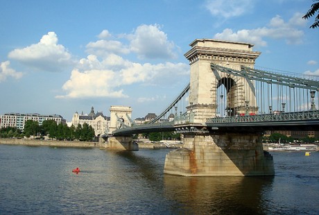5871836687 c9bae103e5 460x310 El Puente de las Cadenas de Budapest