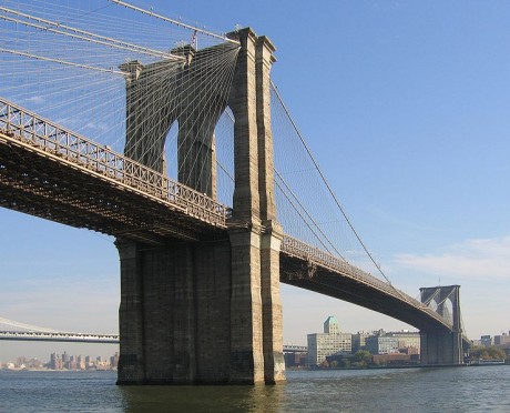 740px Brooklyn Bridge Postdlf 460x372 Cruzar el puente de Brooklyn al atardecer