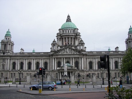 800px Belfast City Hall 2007 460x345 Belfast, resurgiendo de la violencia