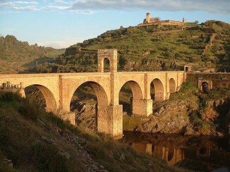 800px Bridge Alcantara 460x345 El puente de Álcantara, el puente de la Hispania Romana