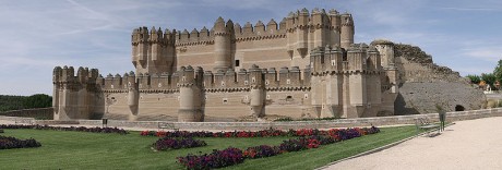 800px Castillo de Coca 460x156 El Castillo de Coca, vigilando Segovia