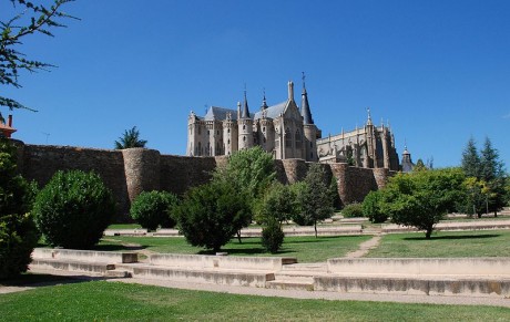 800px Muralla Palacio Gaudí Catedral de Astorga 460x291 Astorga, el corazón de León