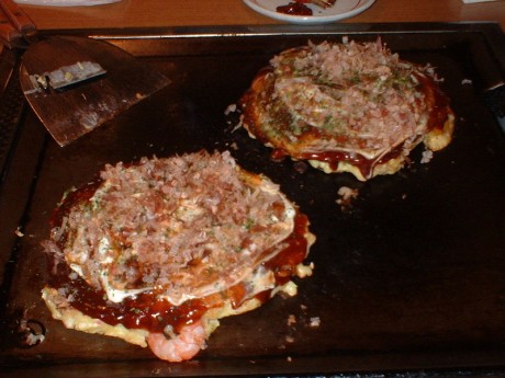 800px Okonomiyaki   shrimp and cheese okonomiyaki 460x345 Okonomiyaki, la pizza japonesa