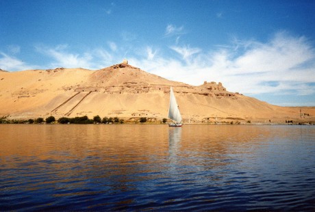 800px River Nile near Aswan 460x310 El Nilo, impulsor de la historia egipcia