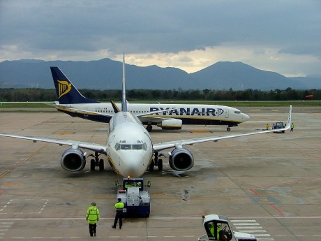 800px Ryanair planes at Girona Airport 460x345 Ryanair cancela rutas desde el Aeropuerto de Gerona