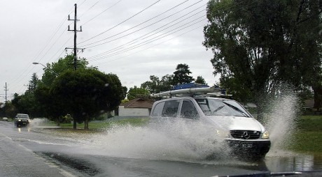 800px Two vehicles aquaplaning 460x254 Cuando llueve... precaución al conducir