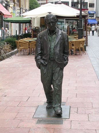 Estatua Woody Allen en Oviedo 345x460 La ruta de las estatuas de Oviedo