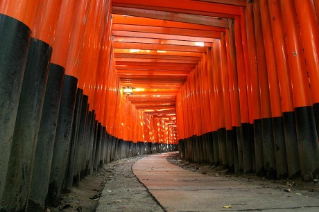 Fushimi Inari Taisha Camino de toriis 460x306 Los santuarios sintoístas y sus símbolos