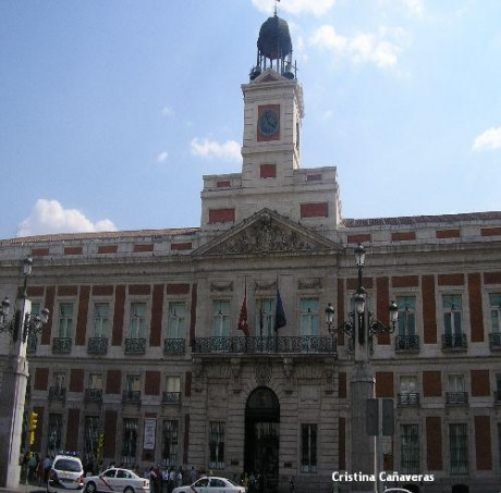 MADRID 460x453 La Puerta del Sol: uvas y carrillón