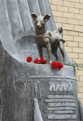 Monumento a Laika 317x460 El monumento a Laika, la perra astronauta