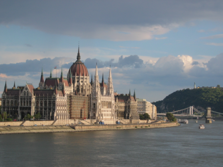 Parlamento 460x345 El poderoso Parlamento de Budapest