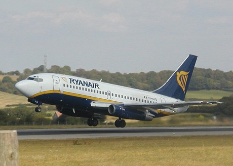 Ryan.b737.750pix 460x328 Ryanair recuerda la posibilidad de volar de pie