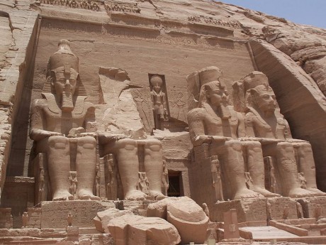 Templo de Abu Simbel 460x345 Los templos de Ramsés II bajo el desierto