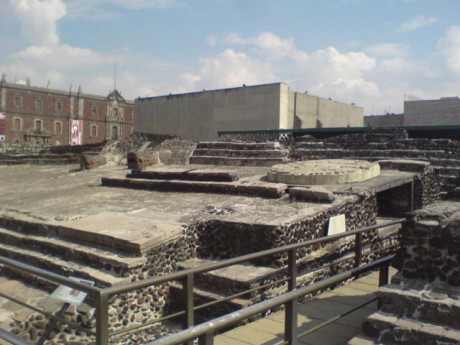 Templo Mayor 2007 460x345 Lápidas centenarias descubiertas en México