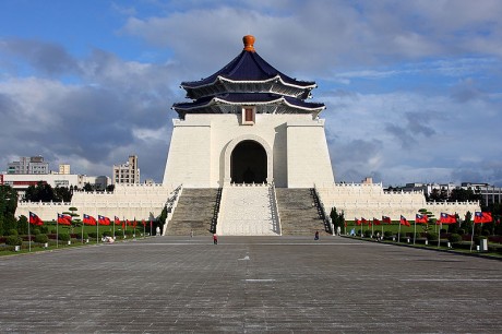 edificio 460x306 Imponente monumento en honor al presidente Chiang Kai shek