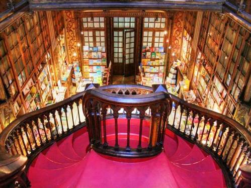 escalera interior libreria oporto La librería más bonita del mundo