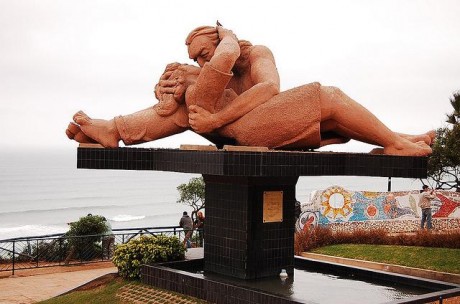 estatua 460x304 El Parque del Amor, romanticismo con vistas al océano
