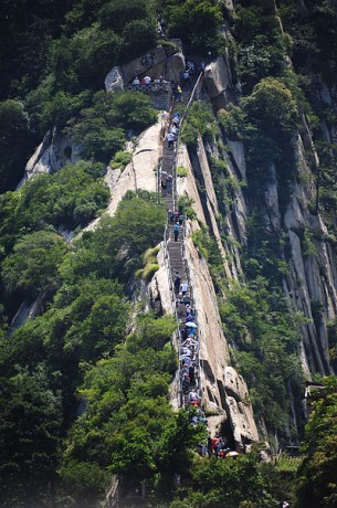 huashan 305x460 Las escaleras del Monte Huashan, las más empinadas del mundo