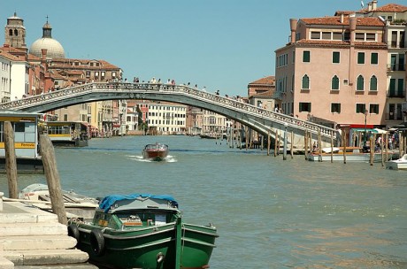 puentedelosdescalzos1 460x304 El Puente de los Descalzos, dando la bienvenida en Venecia