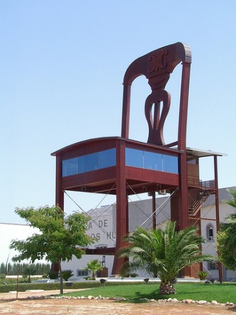 silla 345x460 La silla más grande del mundo, en Lucena